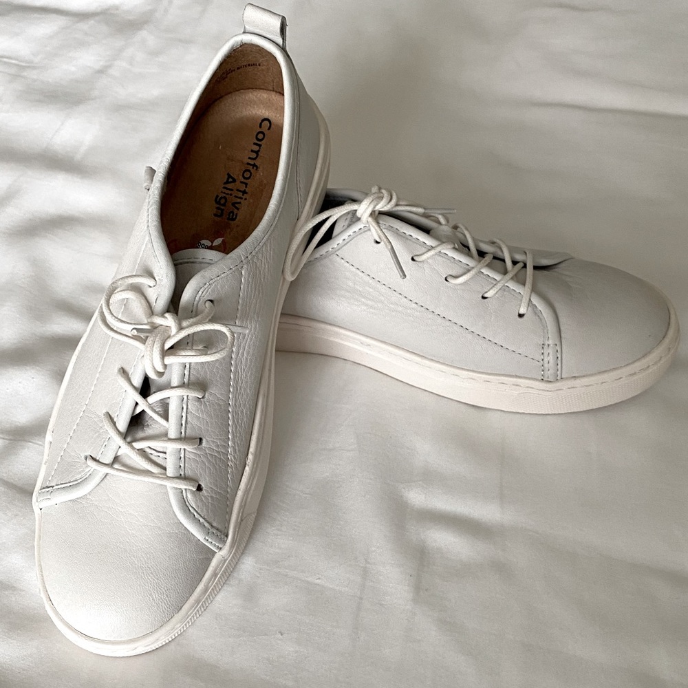 NEW! Comfortiva Talen Leather Sneaker in White (size 6)